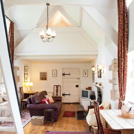 Welsh Gatehouse, Historic Castle Which Can Cater For Electric Vehicle Mathern Экстерьер фото