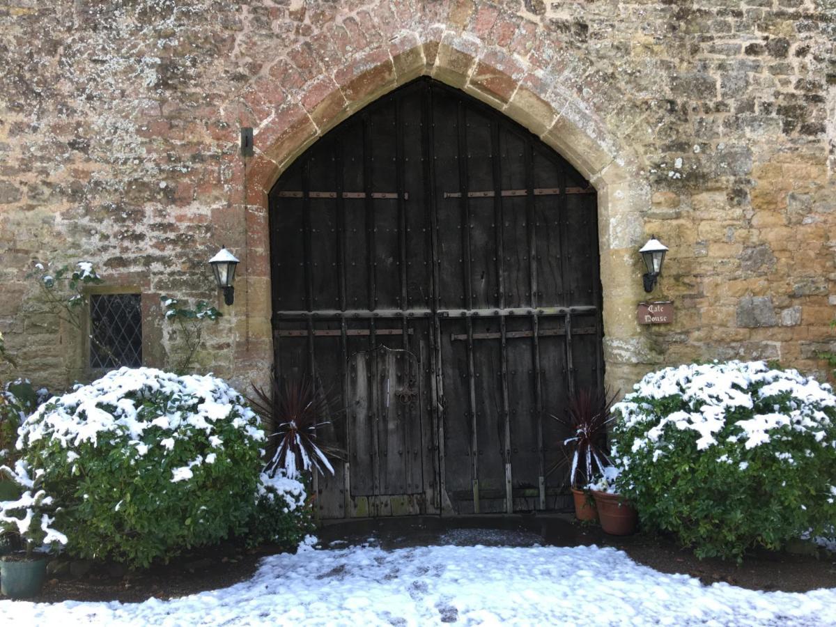 Welsh Gatehouse, Historic Castle Which Can Cater For Electric Vehicle Mathern Экстерьер фото