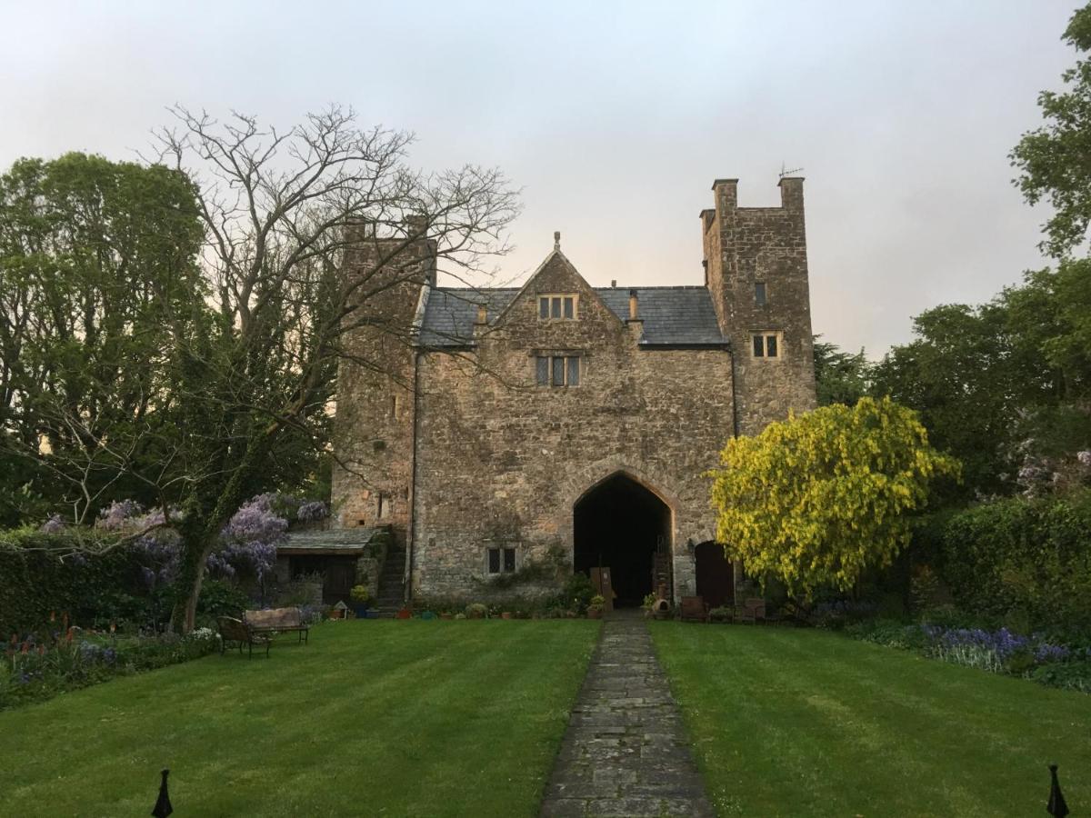 Welsh Gatehouse, Historic Castle Which Can Cater For Electric Vehicle Mathern Экстерьер фото