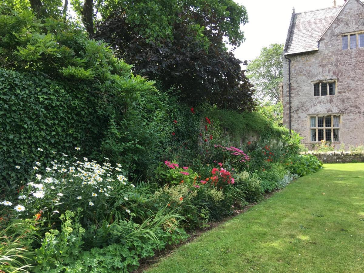 Welsh Gatehouse, Historic Castle Which Can Cater For Electric Vehicle Mathern Экстерьер фото