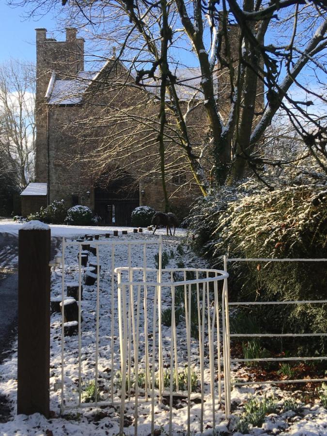 Welsh Gatehouse, Historic Castle Which Can Cater For Electric Vehicle Mathern Экстерьер фото