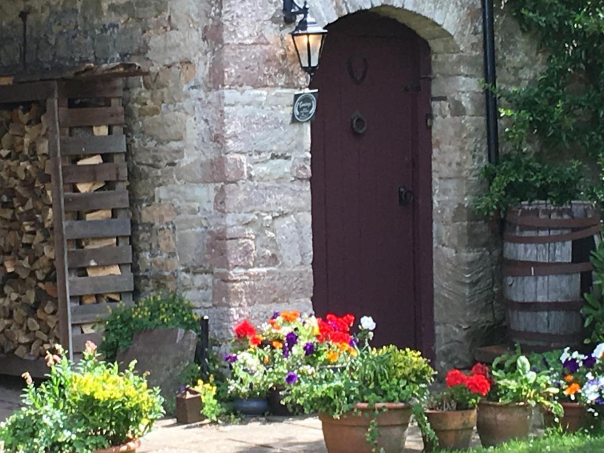 Welsh Gatehouse, Historic Castle Which Can Cater For Electric Vehicle Mathern Экстерьер фото