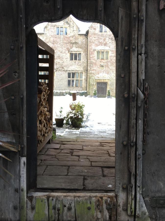 Welsh Gatehouse, Historic Castle Which Can Cater For Electric Vehicle Mathern Экстерьер фото