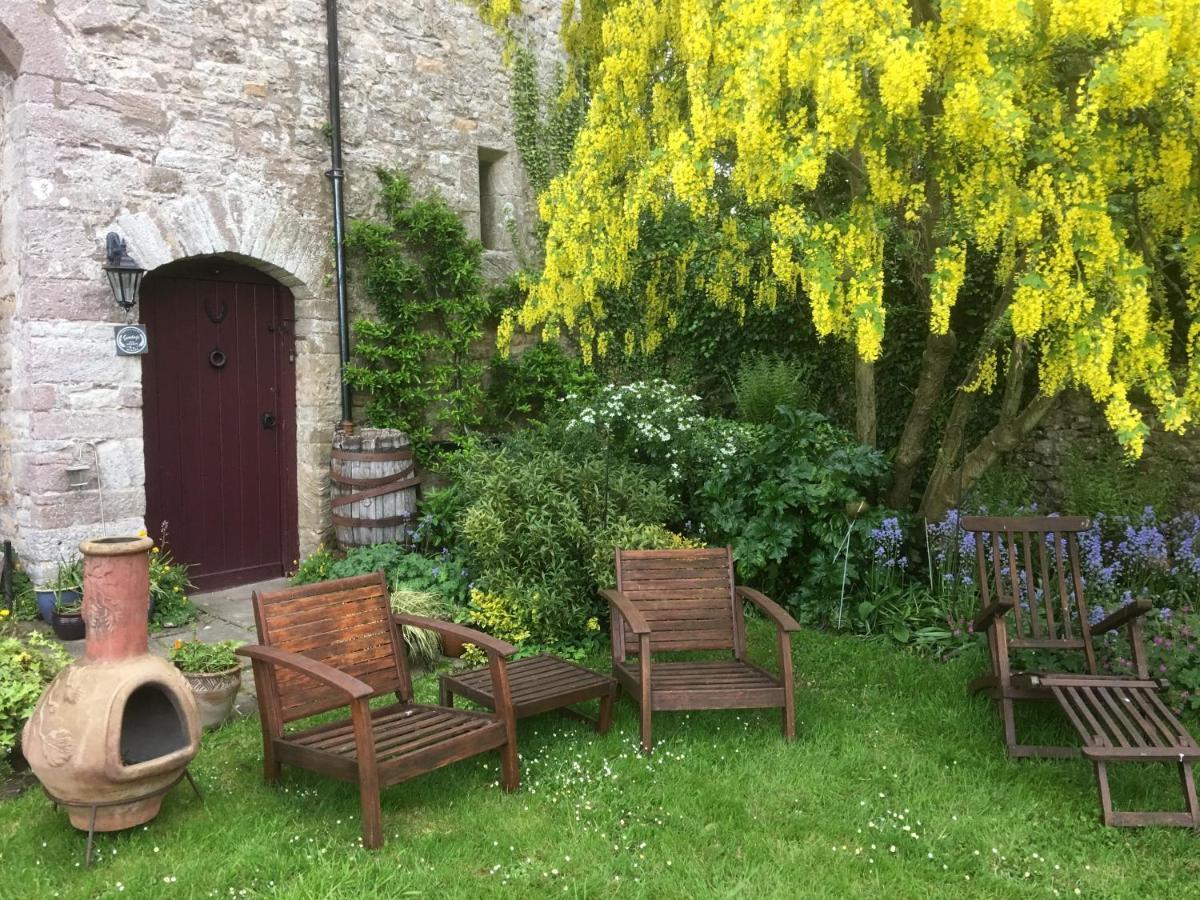 Welsh Gatehouse, Historic Castle Which Can Cater For Electric Vehicle Mathern Экстерьер фото