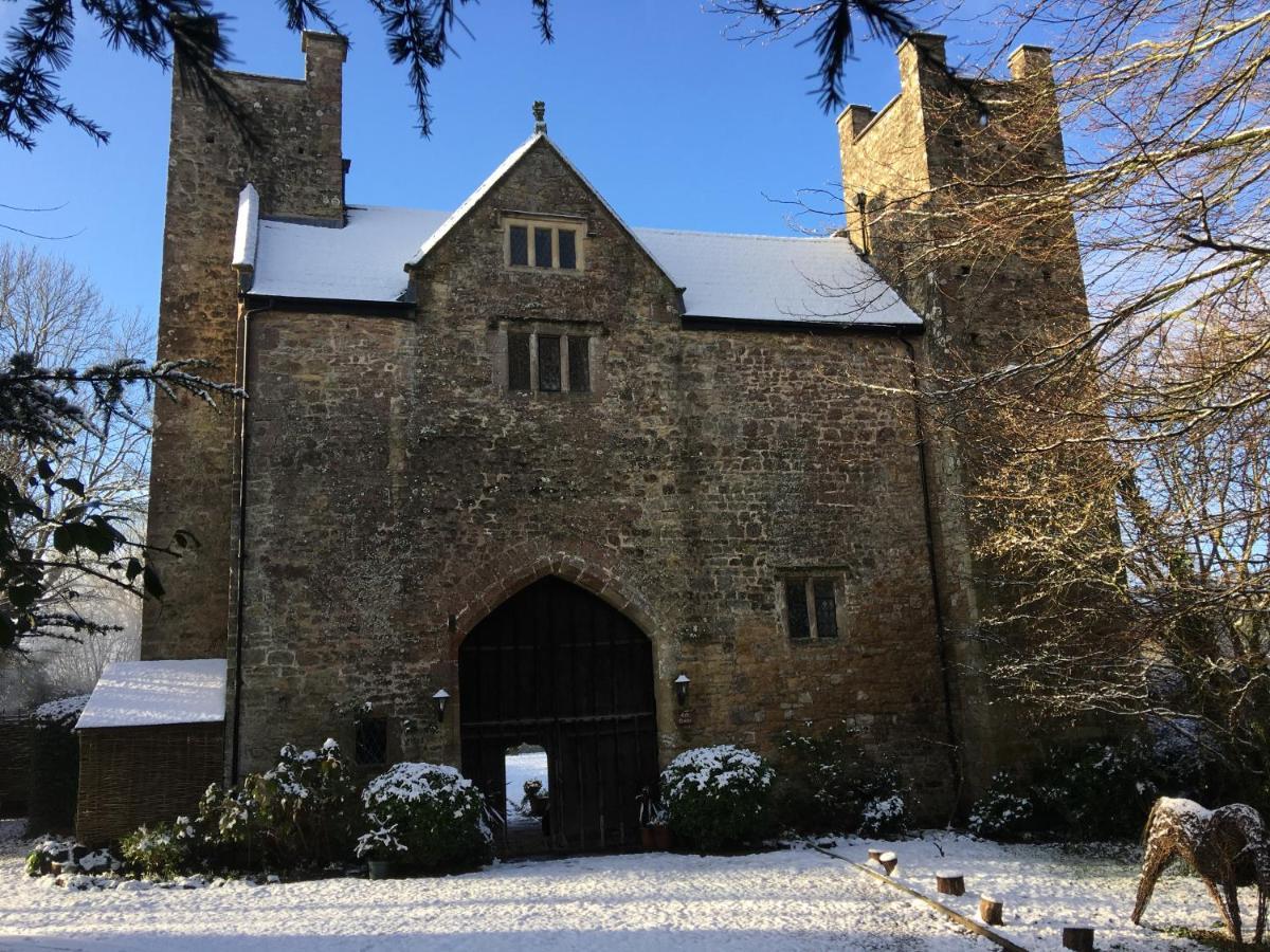 Welsh Gatehouse, Historic Castle Which Can Cater For Electric Vehicle Mathern Экстерьер фото