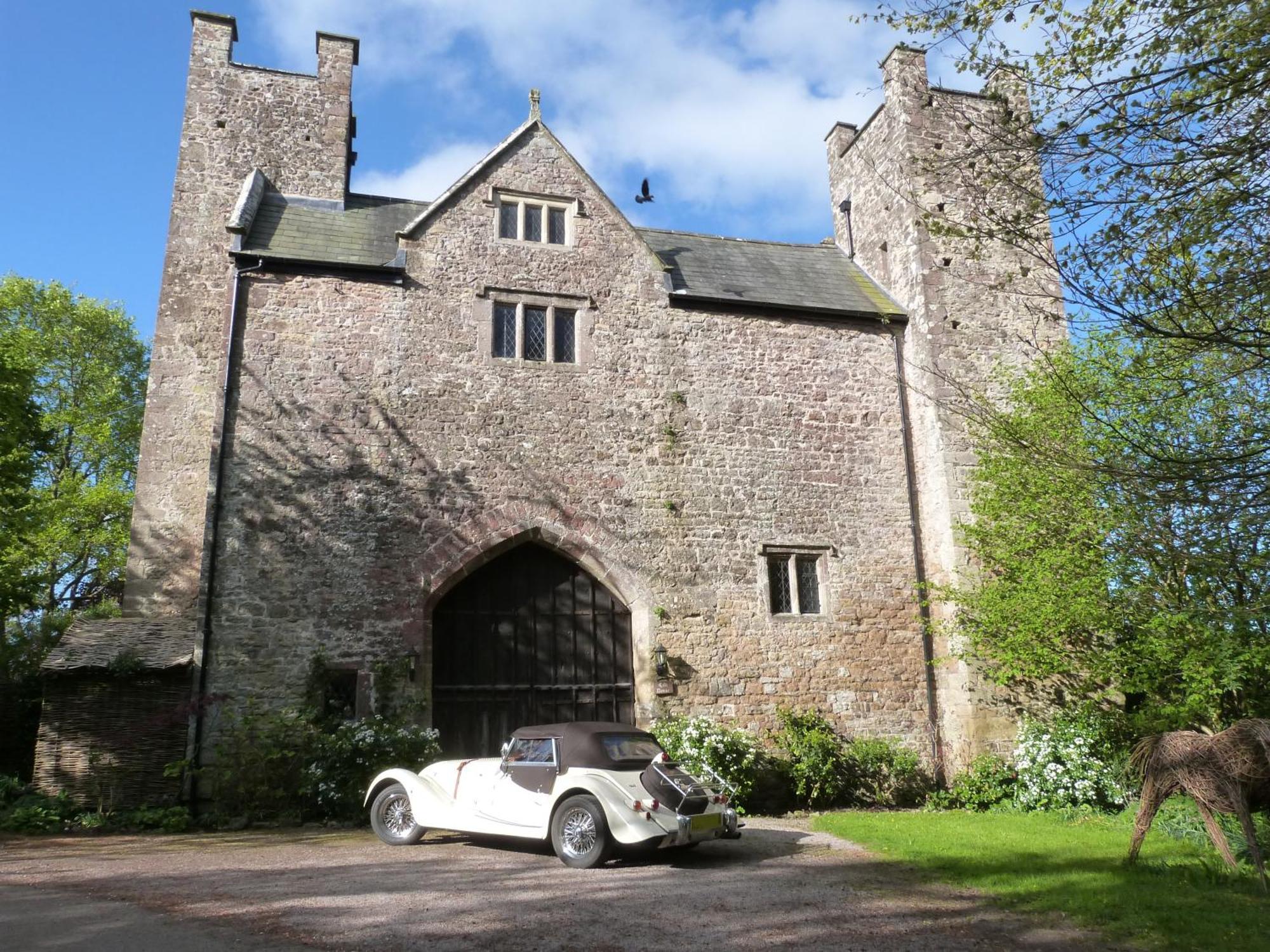 Welsh Gatehouse, Historic Castle Which Can Cater For Electric Vehicle Mathern Экстерьер фото