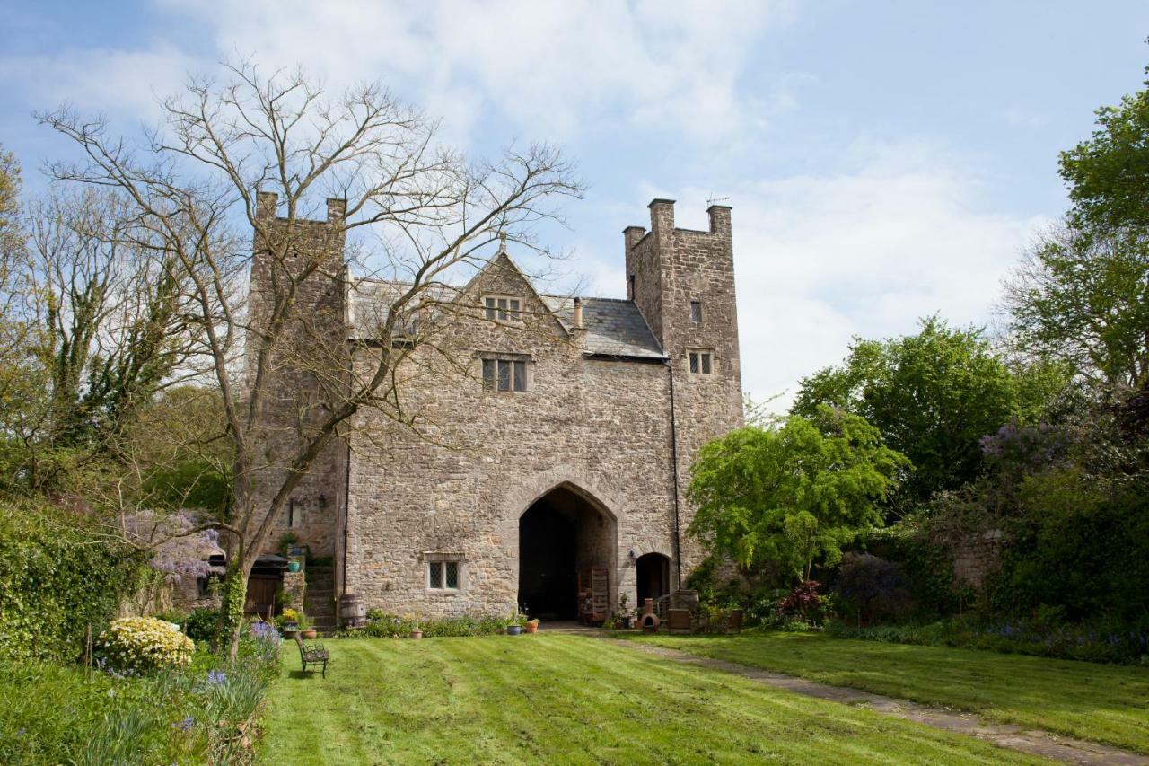 Welsh Gatehouse, Historic Castle Which Can Cater For Electric Vehicle Mathern Экстерьер фото